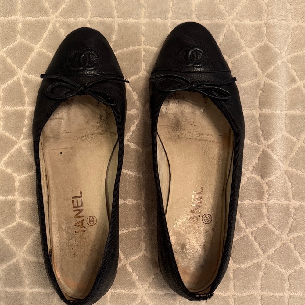 CHANEL Black Leather ballet flats. Size 38.